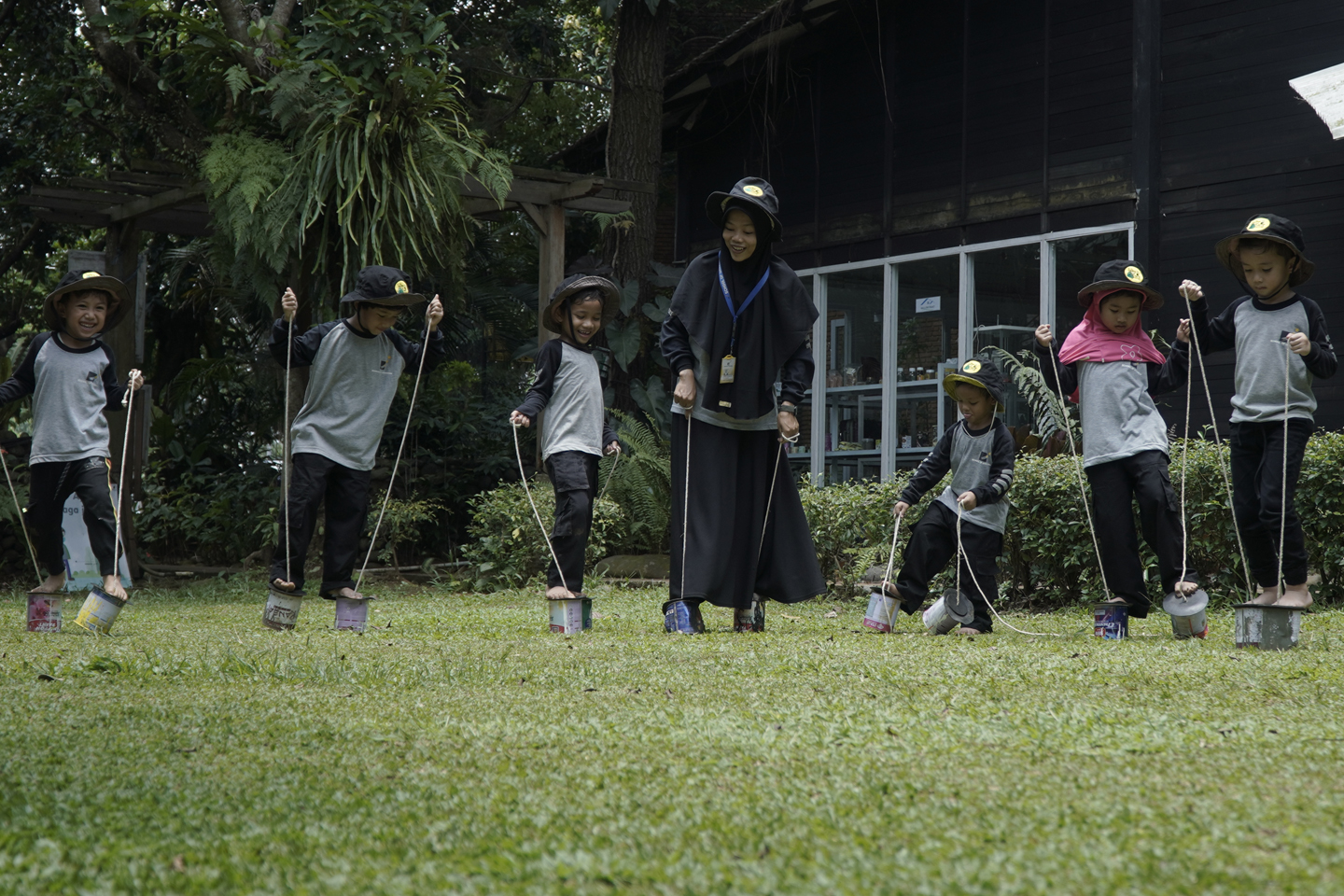 Kegiatan belajar di halaman School of Universe