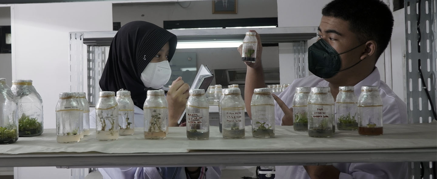 Kegiatan penelitian siswa Sekolah Menengah di laboratorium