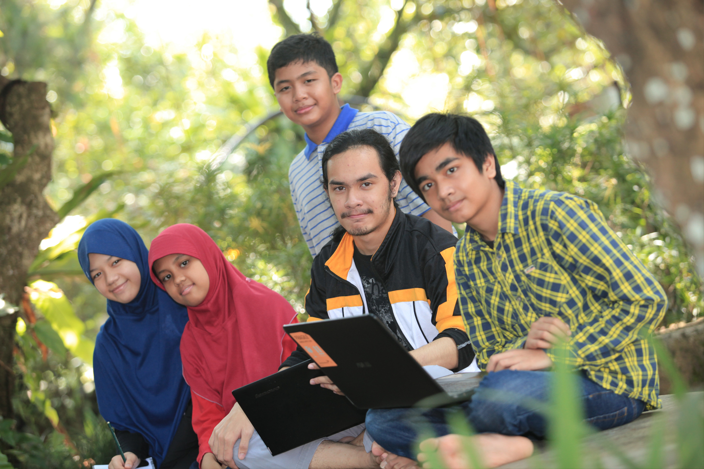 Siswa Sekolah Menengah belajar bersama pendamping di School of Universe